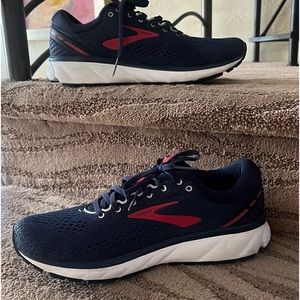 Men’s Navy Brooks Snickers🎉🎉Size 12